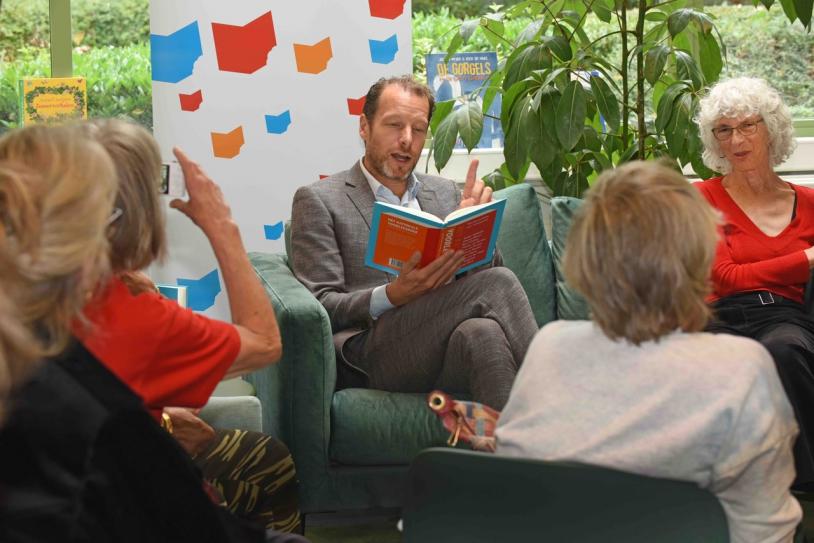 Herman van der Zandt leest voor uit Het Nationale Voorleesboek